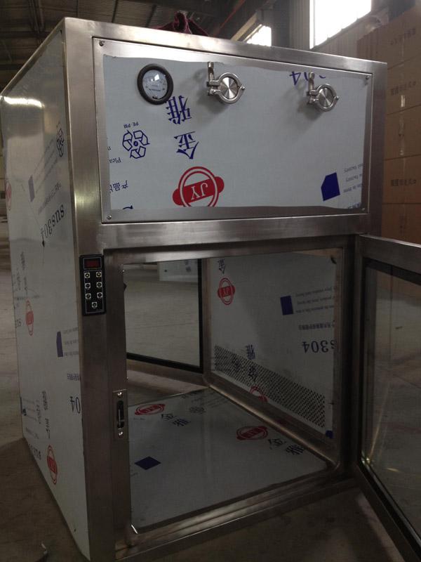 自凈式傳遞窗是生產(chǎn)車間為減少潔凈區(qū)與非潔凈區(qū)或潔凈區(qū)不同區(qū)域之間的開門次數(shù)而設(shè)置的一種傳遞物品的裝置。 自凈式傳遞窗是生產(chǎn)車間為減少潔凈區(qū)與非潔凈區(qū)或潔凈區(qū)不同區(qū)域之間的開門次數(shù)而設(shè)置的一種傳遞物品的裝置。